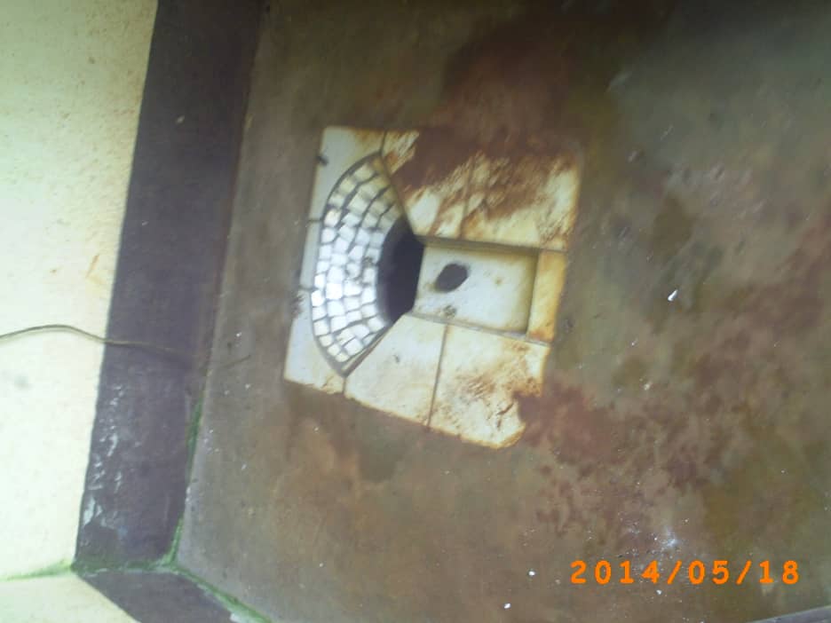 presenation des toilettes SATO au Maire de la commune de MBOMA01