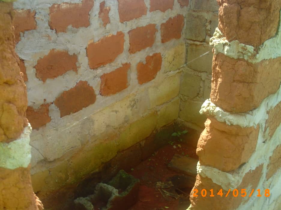 presenation des toilettes SATO au Maire de la commune de MBOMA02
