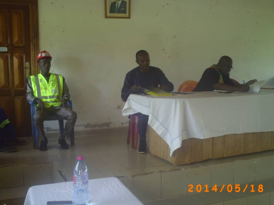 presenation des toilettes SATO au Maire de la commune de MBOMA05