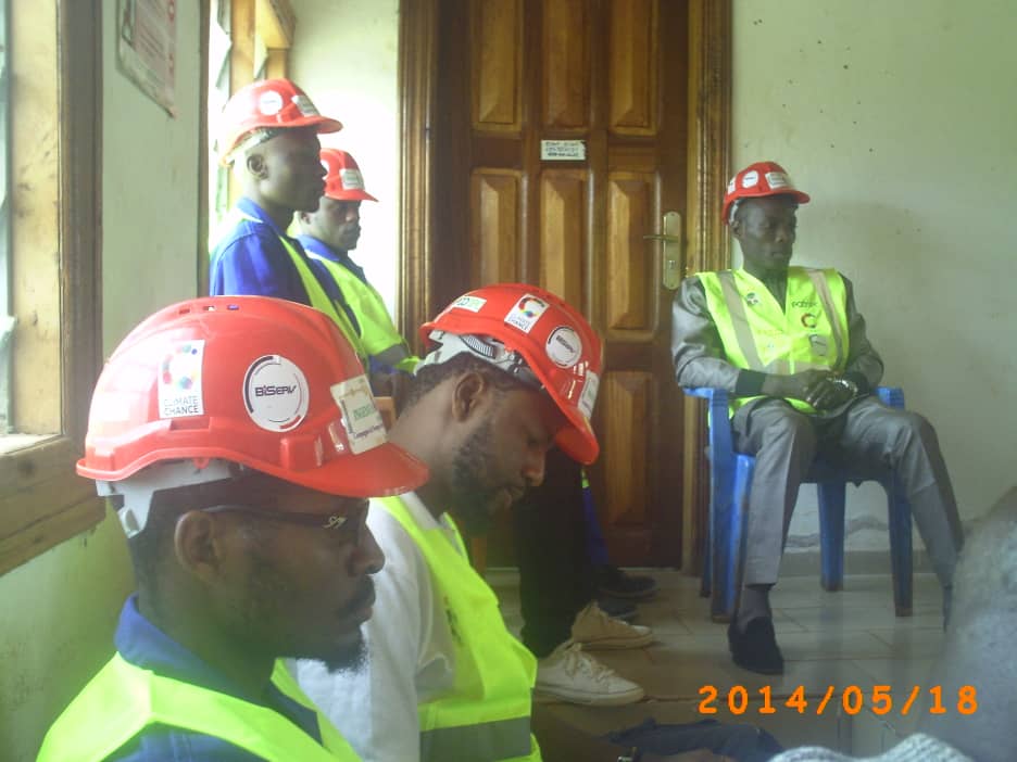 presenation des toilettes SATO au Maire de la commune de MBOMA06