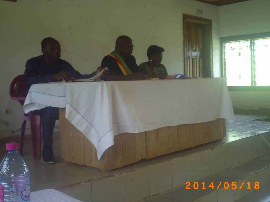 presenation des toilettes SATO au Maire de la commune de MBOMA07