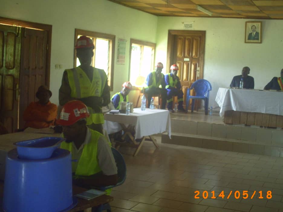 presenation des toilettes SATO au Maire de la commune de MBOMA08