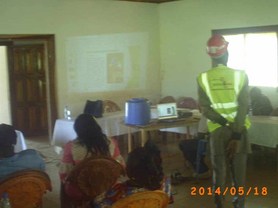 presenation des toilettes SATO au Maire de la commune de MBOMA09